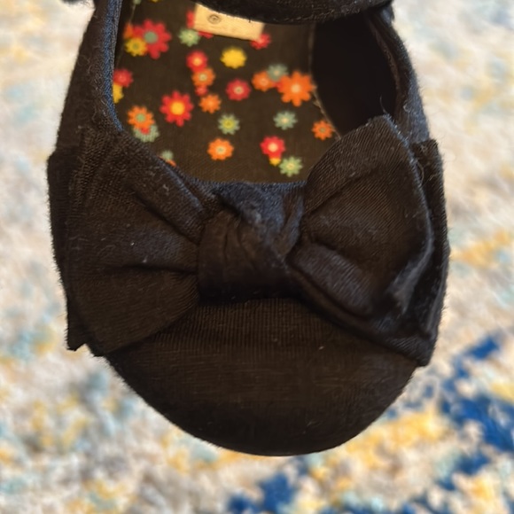 Adorable black ballet shoes with bow! - Picture 3 of 3
